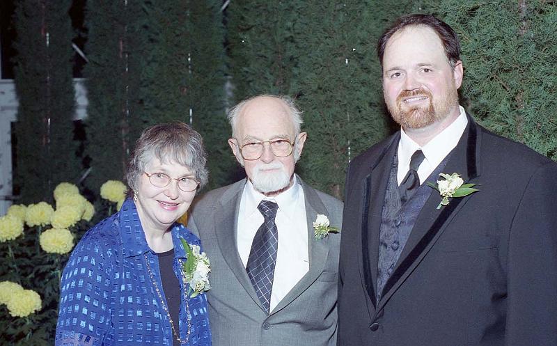 065 Our Wedding 29-Nov-2002 Jim with Mom and Dad.jpg